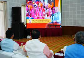 मुख्यमंत्री धामी ने प्रधानमंत्री नरेंद्र मोदी के मन की बात के 103वें संस्करण को सुना।