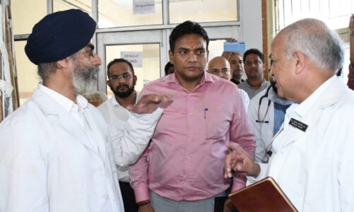 स्वास्थ्य सचिव डा. आर. राजेश कुमार हल्द्वानी में अस्पतालों का हाल देखकर हुए सख्त
