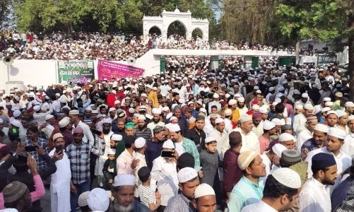 Eid-al-Fitr: उत्तराखंड मनाई जा रही ईद-उल- फितर, छोटे से लेकर बड़ों ने एक दूजे को गले लगाकर दी मुबारकबाद