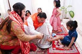मुख्यमंत्री पुष्कर सिंह धामी ने पत्नी के साथ सीएम आवास पर कन्या पूजन किया।