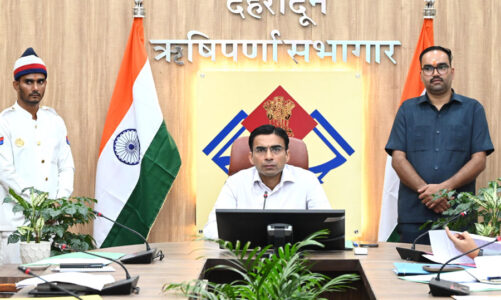 संविदात्मक कार्यो में लगे मजदूरों के आधार कार्ड सत्यापन रिपोर्ट न भेजने पर डीएम ने जताई नाराजगी