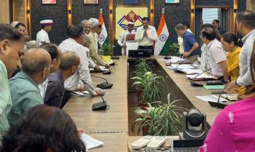 स्वतंत्रता संग्राम सेनानियों के उतराधिकारियों का इधर निवेदनः उधर बीच बैठक में ही डीएम के आदेश