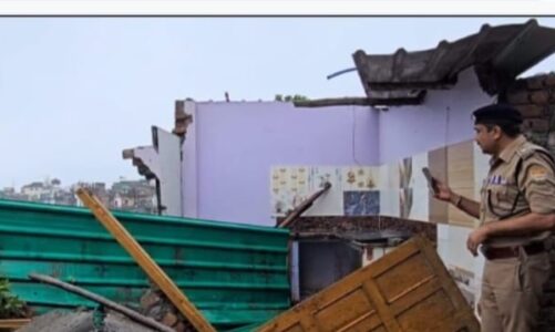 भारी बरसात के बीच ग्राउण्ड जीरो पर डटे एसएसपी देहरादून