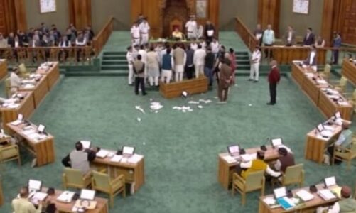 गैरसैंण विस सत्र में हंगामा, माइक फेंका, टेबल पलटाने की कोशिश