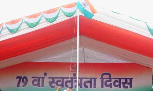 समारोह में मुख्य मंच पर स्पीकर के बैठने के लिए स्थान नियत था