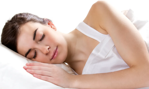 आयुर्वेद में सोने की सही करवट का महत्व, जानिए दाएं या बाएं करवट सोने के फायदे-नुकसान