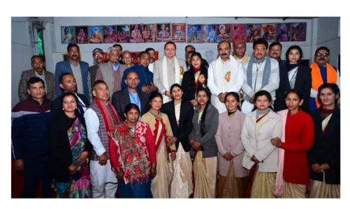 धामी ने ताड़ीखेत में स्कूली बच्चों से किया आत्मीय संवाद, बताया ‘विकसित भारत 2047’ का संकल्प