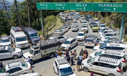 पहाड़ों पर सैलानियों की भीड़, सड़कों पर रेंगती गाड़ियां, 72 घंटे में शिमला पहुंचे 70 हजार वाहन