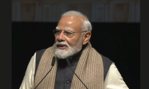 ऑकलैंड में भारतीय समुदाय से बोले पीएम मोदी: 30 साल पुराना मफलर दिखाया, भारत-न्यूजीलैंड रिश्तों को बताया ‘वाका’ की नई यात्रा